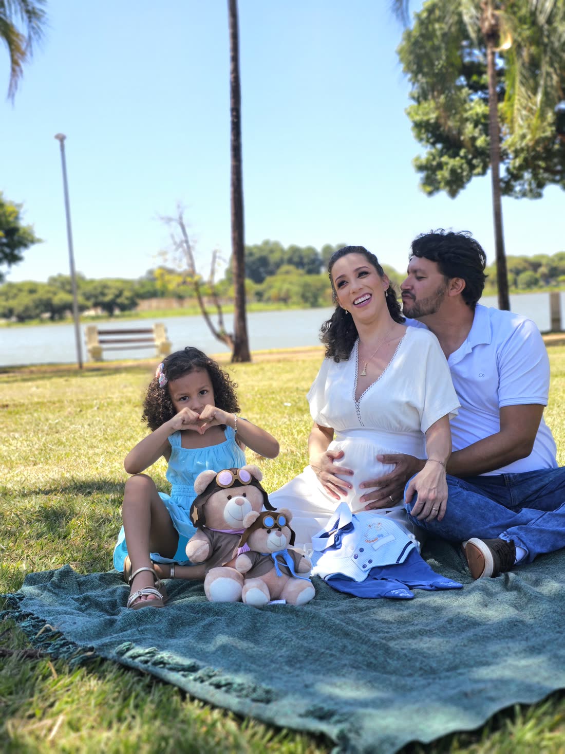 Família fazendo coração com as mãos em piquenique